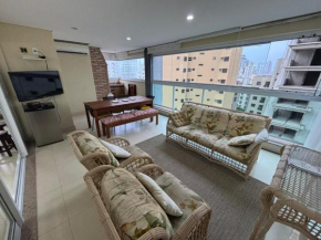 Apto no Guarujá com Varanda Gourmet próximo à praia da Enseada